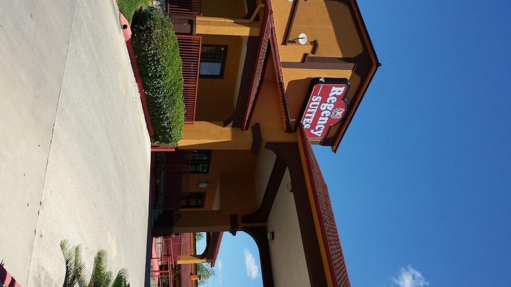 Regency Suites Iah Beltway 8 Houston Esterno foto